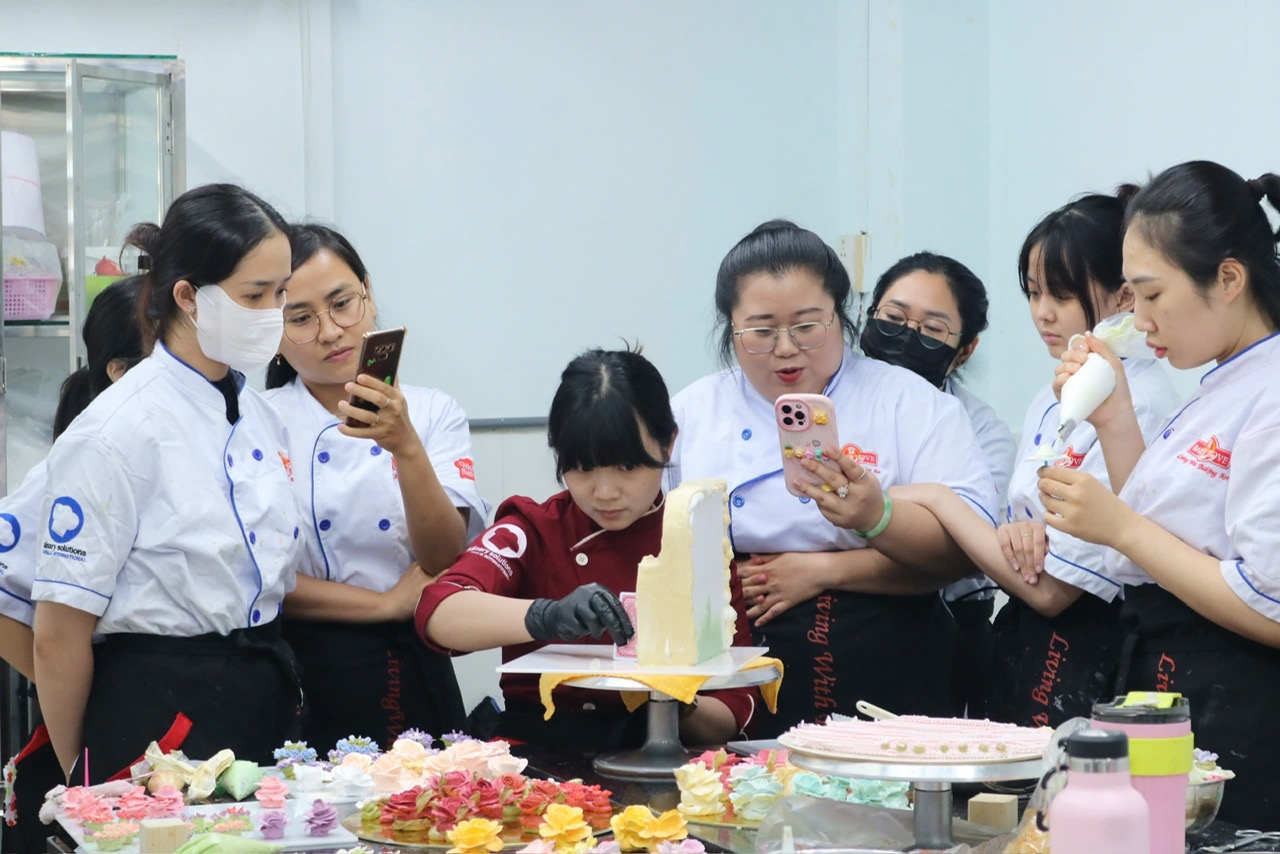 Nhất Hương cùng Chef Đào Thu Huyền giành 2 Huy chương Đồng tại Battle of the Pastry & Bakery Chefs 2025- Ảnh 4.