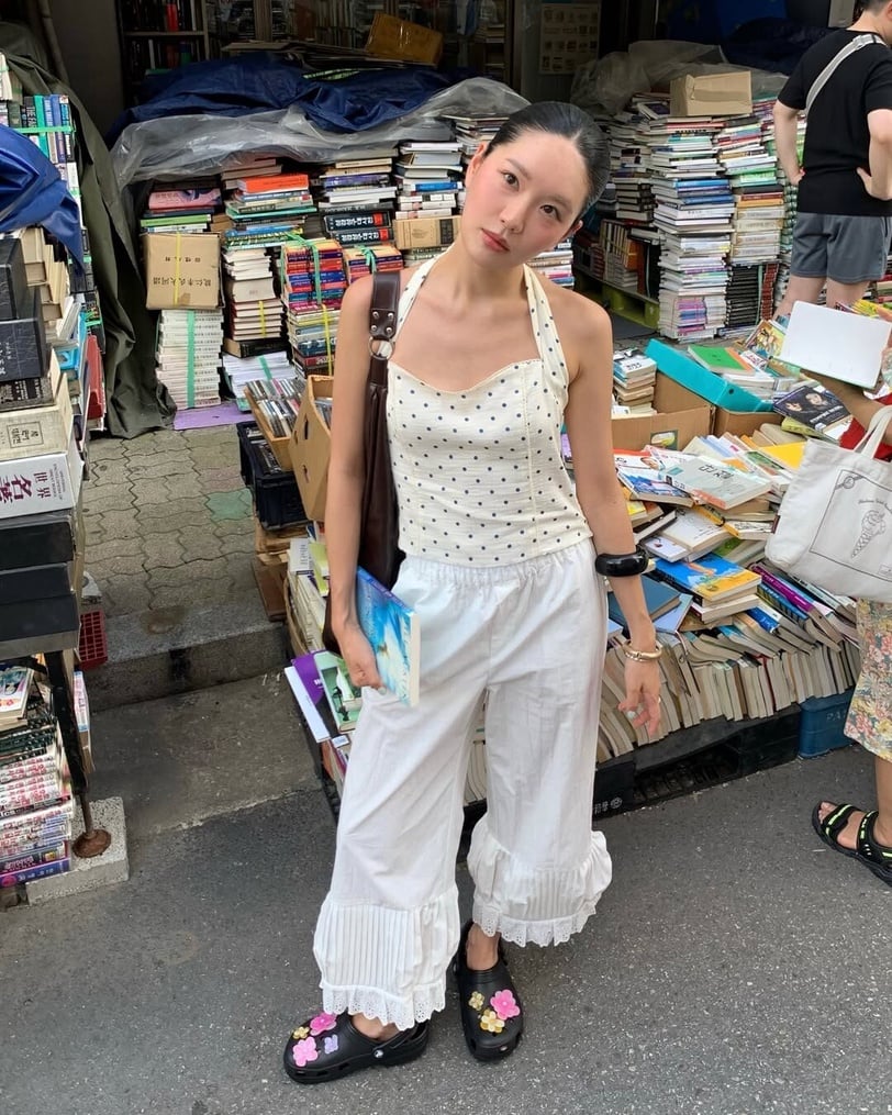 Xu hướng thời trang hè 2025: "Làn sóng chấm bi retro" quay trở lại, ghi nhanh 5 gợi ý phối đồ cực xinh!- Ảnh 5. Xu hướng thời trang hè 2025: "Làn sóng chấm bi retro" quay trở lại, ghi nhanh 5 gợi ý phối đồ cực xinh!- Ảnh 5.