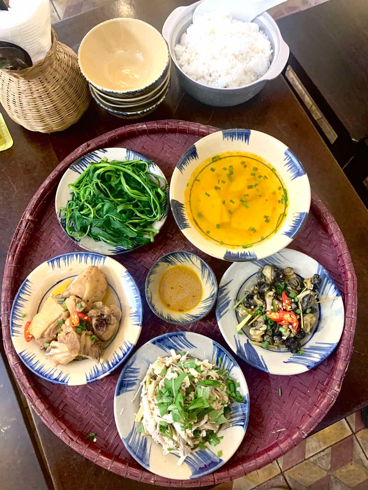 7 quán cơm quê siêu ngon siêu rẻ ở Huế: Ăn no căng bụng như cơm mẹ nấu mà "không đau ví"- Ảnh 1.