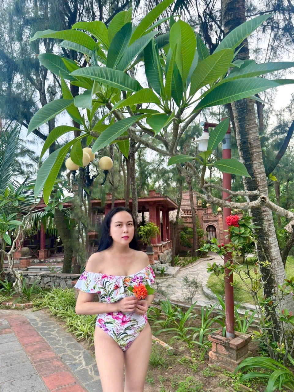 Phượng Chanel vừa "thả dáng" với đồ bơi, Lệ Quyên đã ngay lập tức để lại bình luận - Ảnh 2.