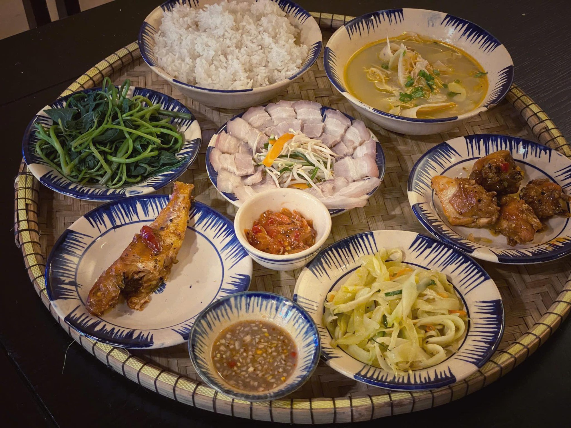 7 quán cơm quê siêu ngon siêu rẻ ở Huế: Ăn no căng bụng như cơm mẹ nấu mà "không đau ví"- Ảnh 12.