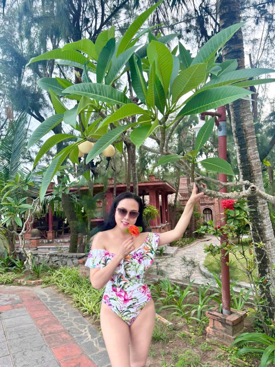 Phượng Chanel vừa "thả dáng" với đồ bơi, Lệ Quyên đã ngay lập tức để lại bình luận - Ảnh 1.