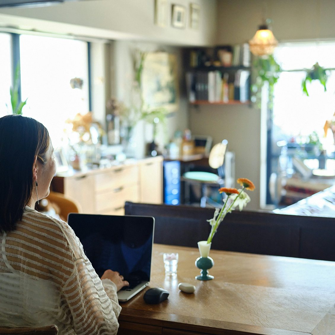 Người phụ nữ trung niên bỏ phố về quê, sống trong ngôi nhà gỗ cũ: “Tôi không còn là cỗ máy, mà là chính mình”- Ảnh 2.