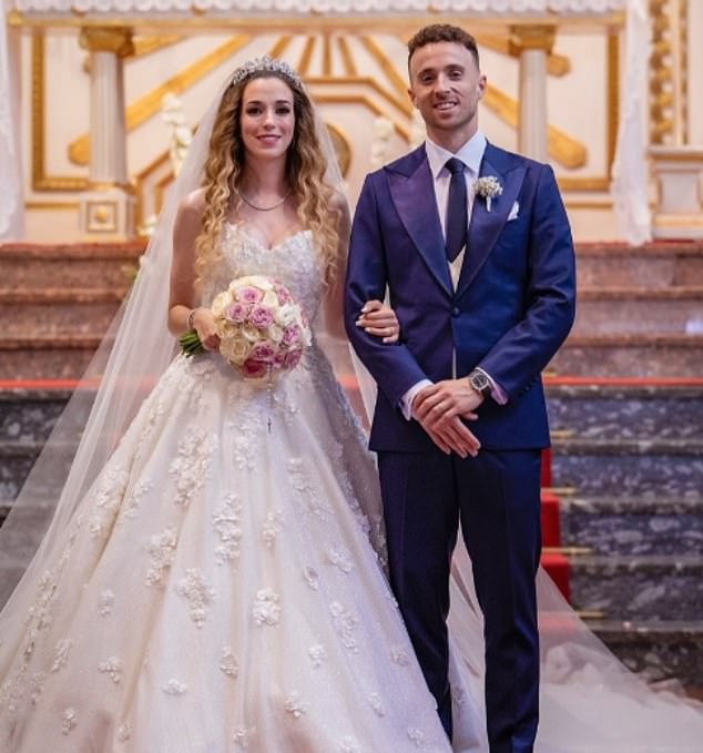 Thi thể Diogo Jota đã được đưa về quê nhà, người hâm mộ đứng suốt đêm chờ đón, bật khóc tiễn biệt- Ảnh 6.