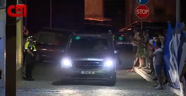 Thi thể Diogo Jota đã được đưa về quê nhà, người hâm mộ đứng suốt đêm chờ đón, bật khóc tiễn biệt- Ảnh 1.