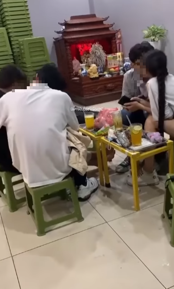 Không ngần ngại làm chuyện riêng tư ở quán trà chanh, hành động tập thể giới trẻ khiến CĐM đặt dấu "hỏi chấm"- Ảnh 2.