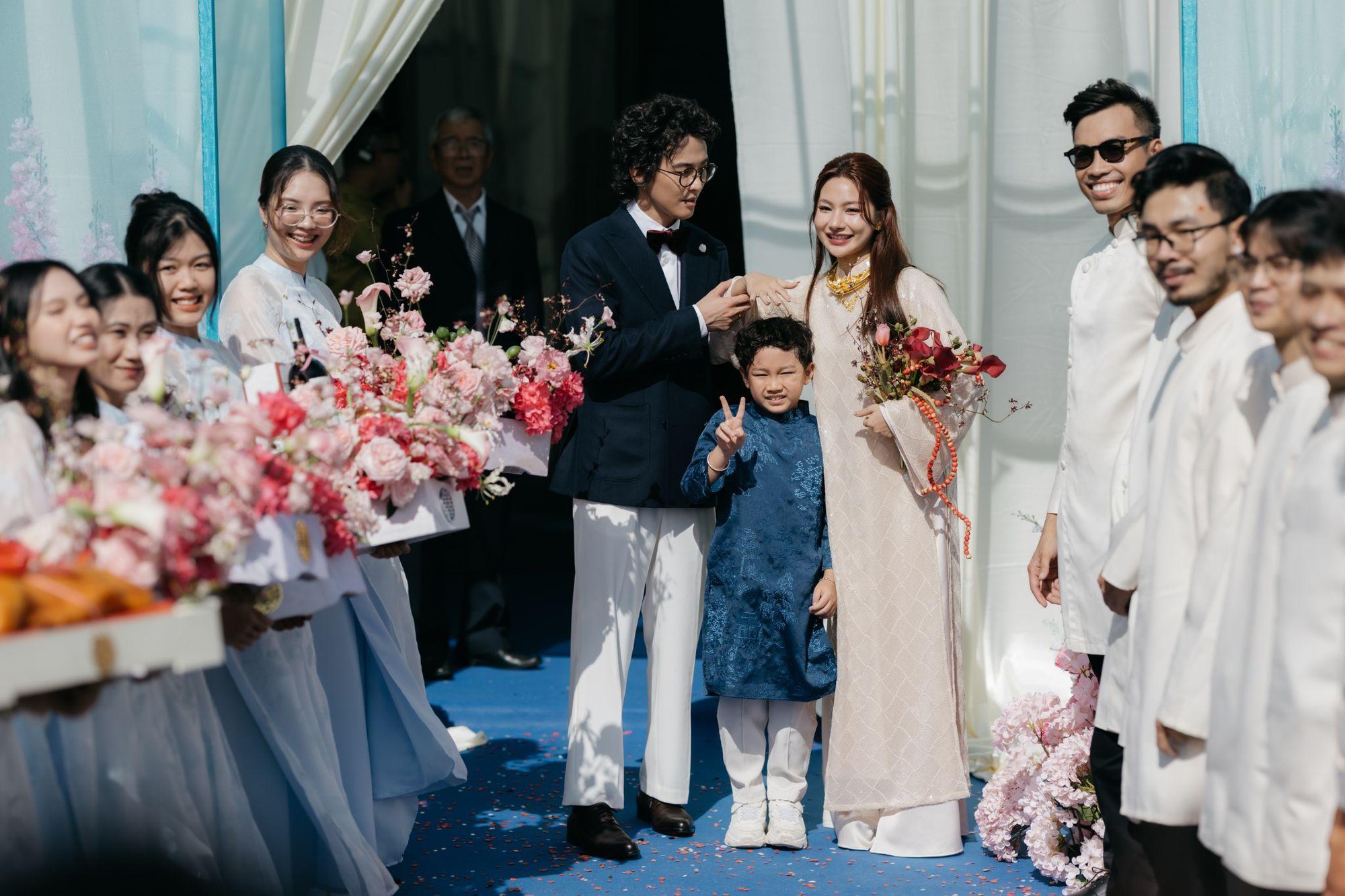 Cái kết viên mãn cho chuyện tình của cặp đôi Diệp Lê - Danny với lễ gia tiên đầy xúc động- Ảnh 1.
