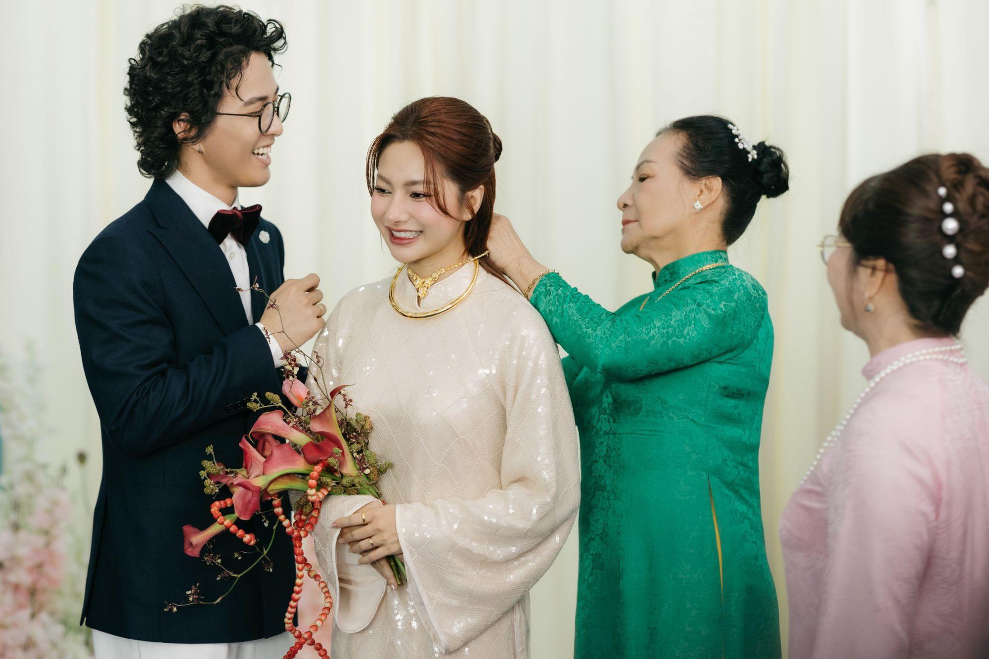 Cái kết viên mãn cho chuyện tình của cặp đôi Diệp Lê - Danny với lễ gia tiên đầy xúc động- Ảnh 2.