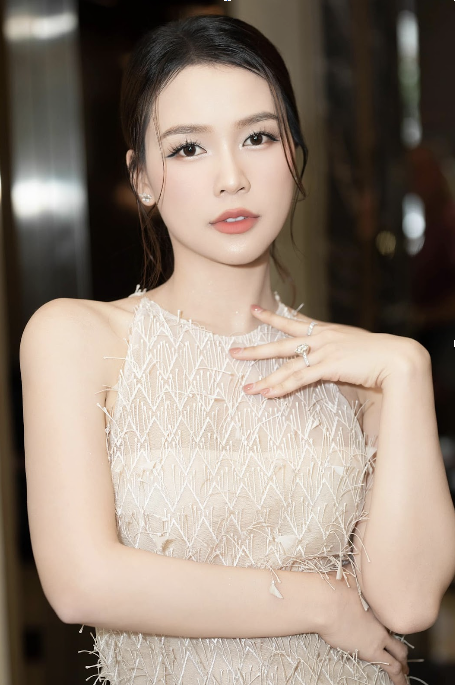 Dàn mỹ nhân Việt sở hữu nhan sắc rạng ngời, gia đình hạnh phúc và sự nghiệp thành công- Ảnh 8.