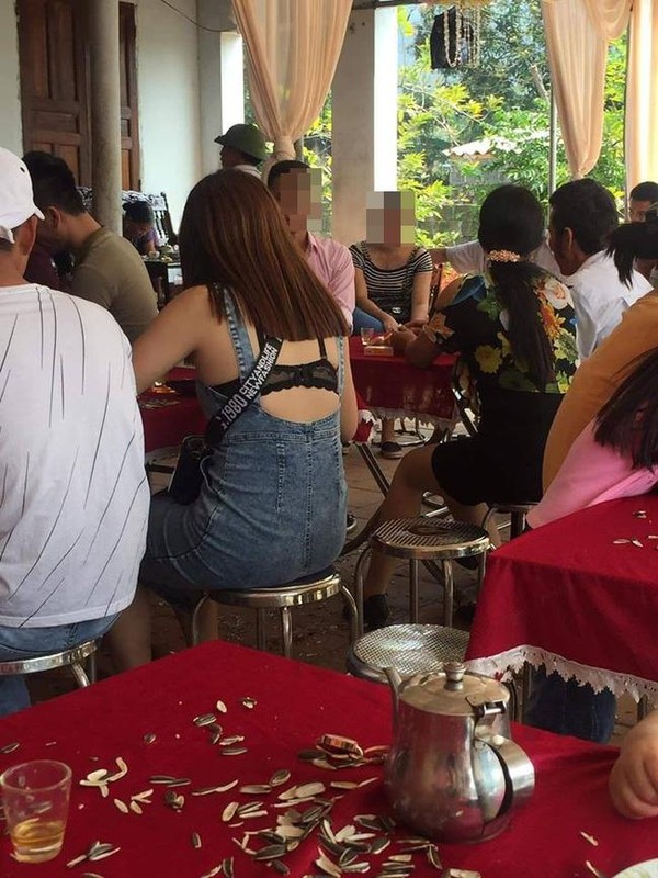 Diện đồ không phù hợp đi ăn cưới, cô gái khiến dân mạng ngán ngẩm- Ảnh 8. Diện đồ không phù hợp đi ăn cưới, cô gái khiến dân mạng ngán ngẩm- Ảnh 8.