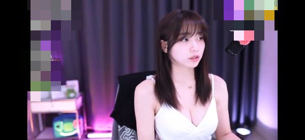 Bất ngờ bị gã đàn ông lạ "đột kích", ôm và nhấc bổng từ phía sau, nữ streamer xinh đẹp khiến người xem sốc nặng- Ảnh 5.