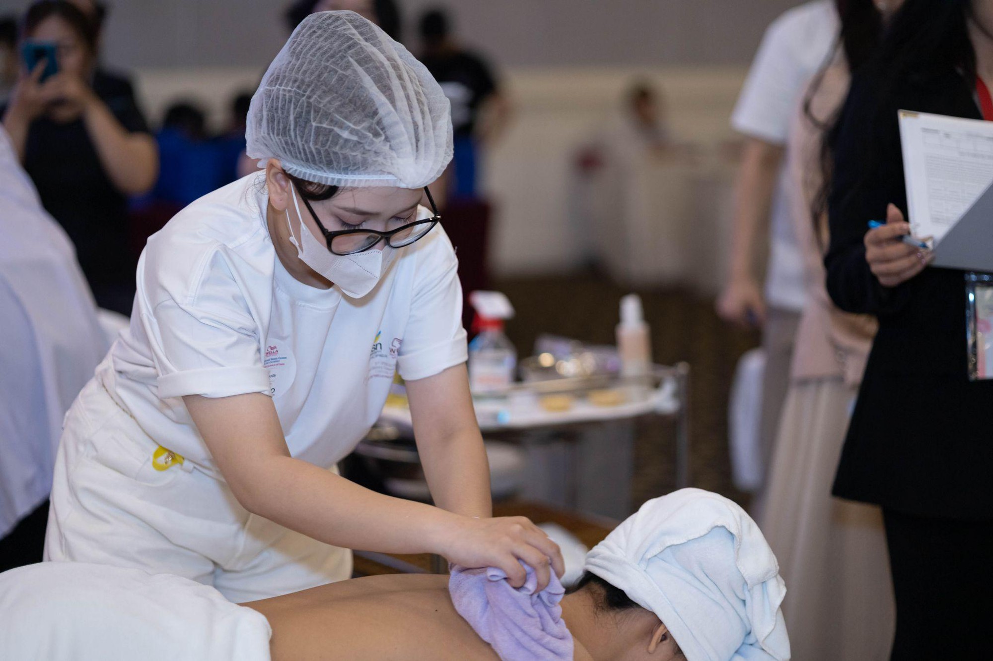 Sinh viên FPT Polytechnic nhận “mưa giải thưởng” tại cuộc thi làm đẹp quốc tế- Ảnh 1.