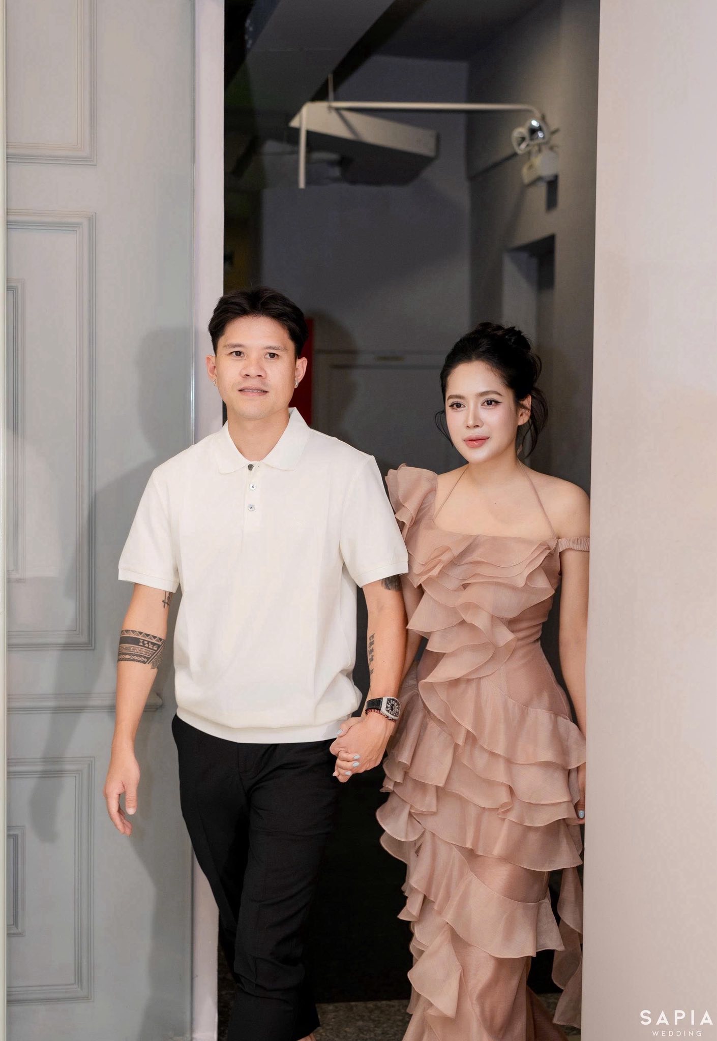 Vừa xây nhà bạc tỉ, trung vệ ĐT Việt Nam cưới luôn mẹ đơn thân, dàn sao Văn Toàn, Bùi Tiến Dũng chúc mừng- Ảnh 5.