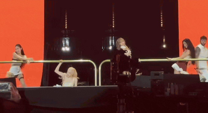 Khoảnh khắc nóng mắt của BLACKPINK: Chưa bao giờ bạo như thế này!- Ảnh 2.