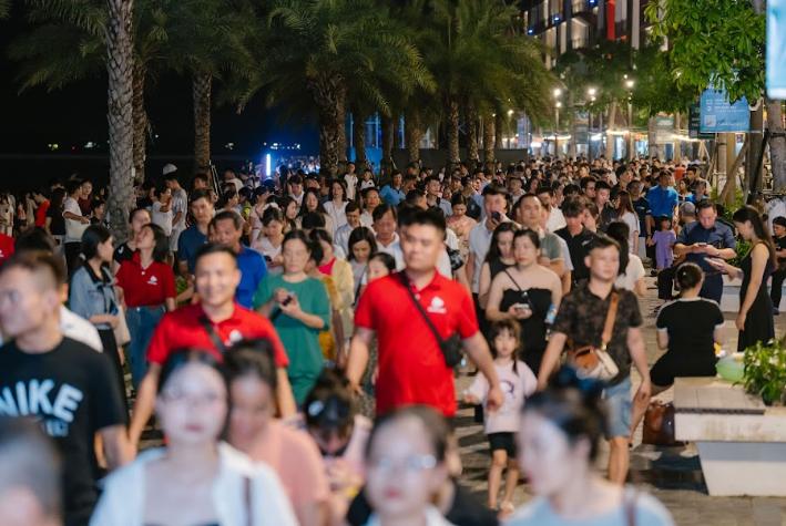 Ngất ngây “đại tiệc pháo hoa” bừng sáng Vịnh Kỳ Quan- Ảnh 1.