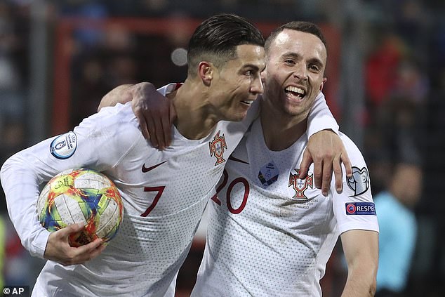 "Tóm gọn" Ronaldo cùng bạn gái sexy trên du thuyền, không đến dự tang lễ Diogo Jota, dân mạng tranh cãi kịch liệt- Ảnh 8.