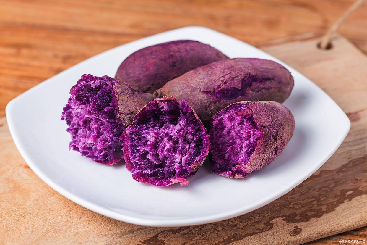 Ruột khoai lang có màu vàng cam đậm, dấu hiệu của hàm lượng beta-carotene cao