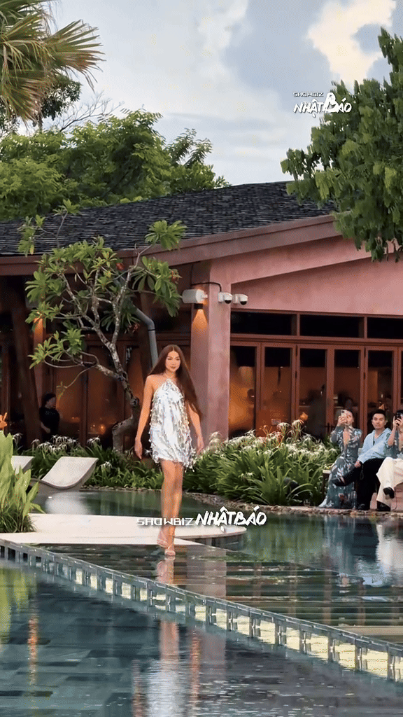 Thanh Hằng lại có màn catwalk bị chê- Ảnh 1.
