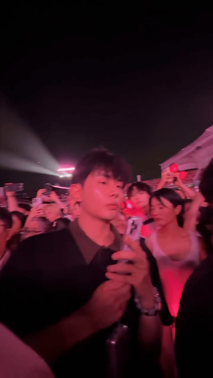 Cảnh tượng xấu xí trong concert BLACKPINK: Khán giả chen lấn hỗn loạn, hắt “nước bẩn” để trả thù- Ảnh 2.