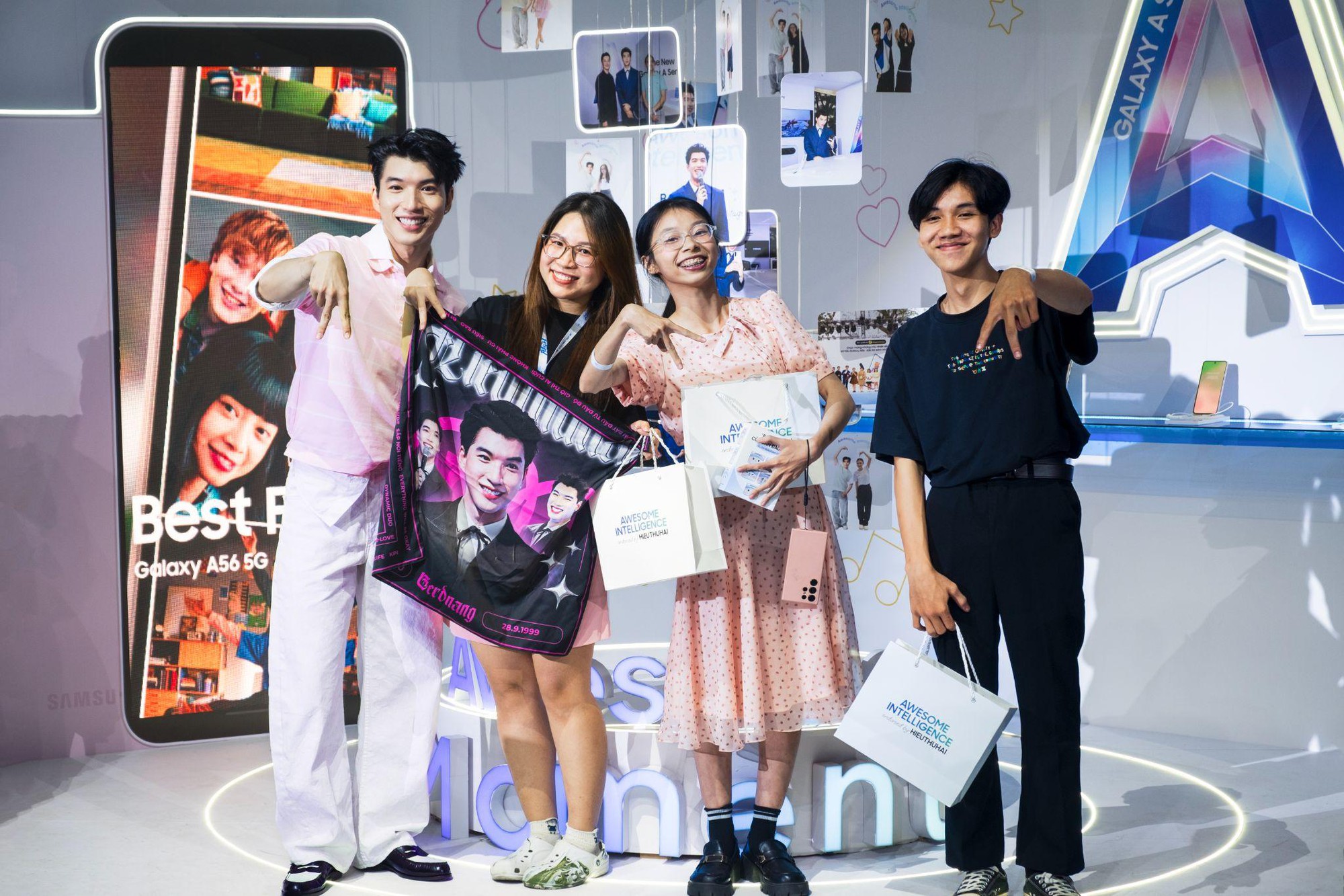 Sài Gòn hóa hồng, mạng xã hội “rần rần” đêm Meet & Greet cùng HIEUTHUHAI và Galaxy A56 5G màu hồng mới- Ảnh 1. Sài Gòn hóa hồng, mạng xã hội “rần rần” đêm Meet & Greet cùng HIEUTHUHAI và Galaxy A56 5G màu hồng mới- Ảnh 1.