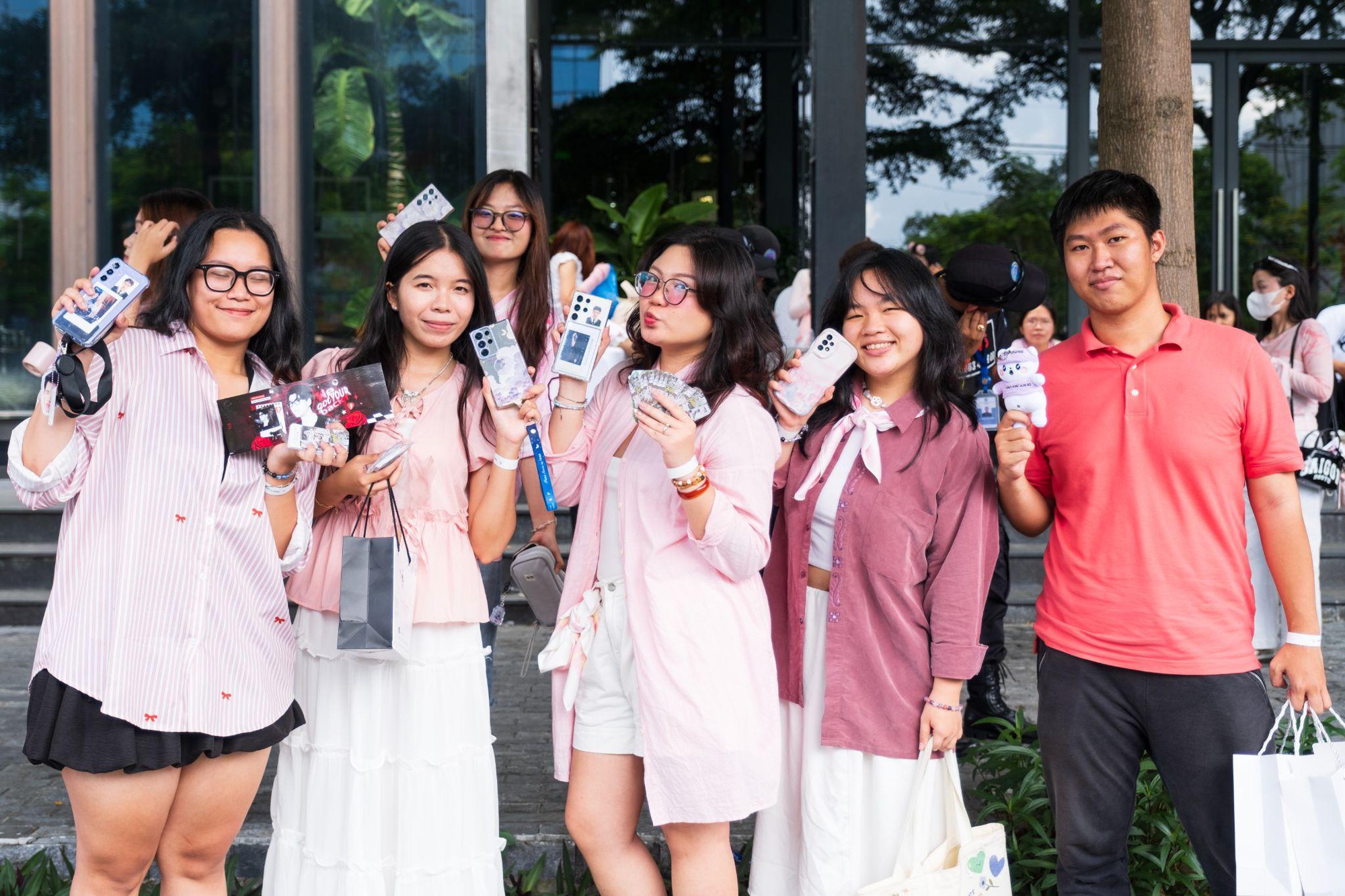 Sài Gòn hóa hồng, mạng xã hội “rần rần” đêm Meet & Greet cùng HIEUTHUHAI và Galaxy A56 5G màu hồng mới- Ảnh 2. Sài Gòn hóa hồng, mạng xã hội “rần rần” đêm Meet & Greet cùng HIEUTHUHAI và Galaxy A56 5G màu hồng mới- Ảnh 2.
