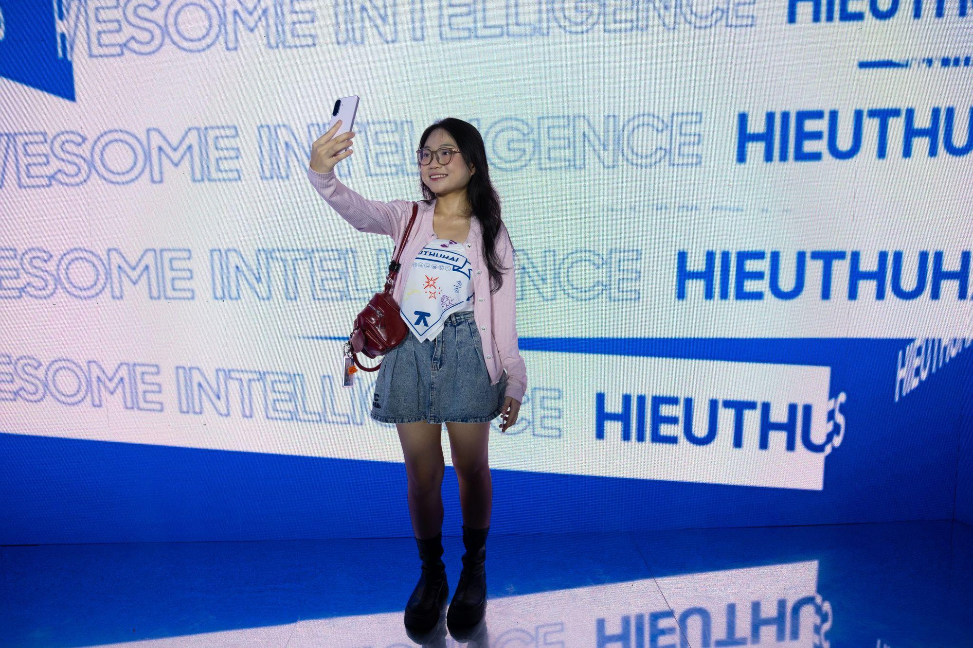Sài Gòn hóa hồng, mạng xã hội “rần rần” đêm Meet & Greet cùng HIEUTHUHAI và Galaxy A56 5G màu hồng mới- Ảnh 11. Sài Gòn hóa hồng, mạng xã hội “rần rần” đêm Meet & Greet cùng HIEUTHUHAI và Galaxy A56 5G màu hồng mới- Ảnh 11.