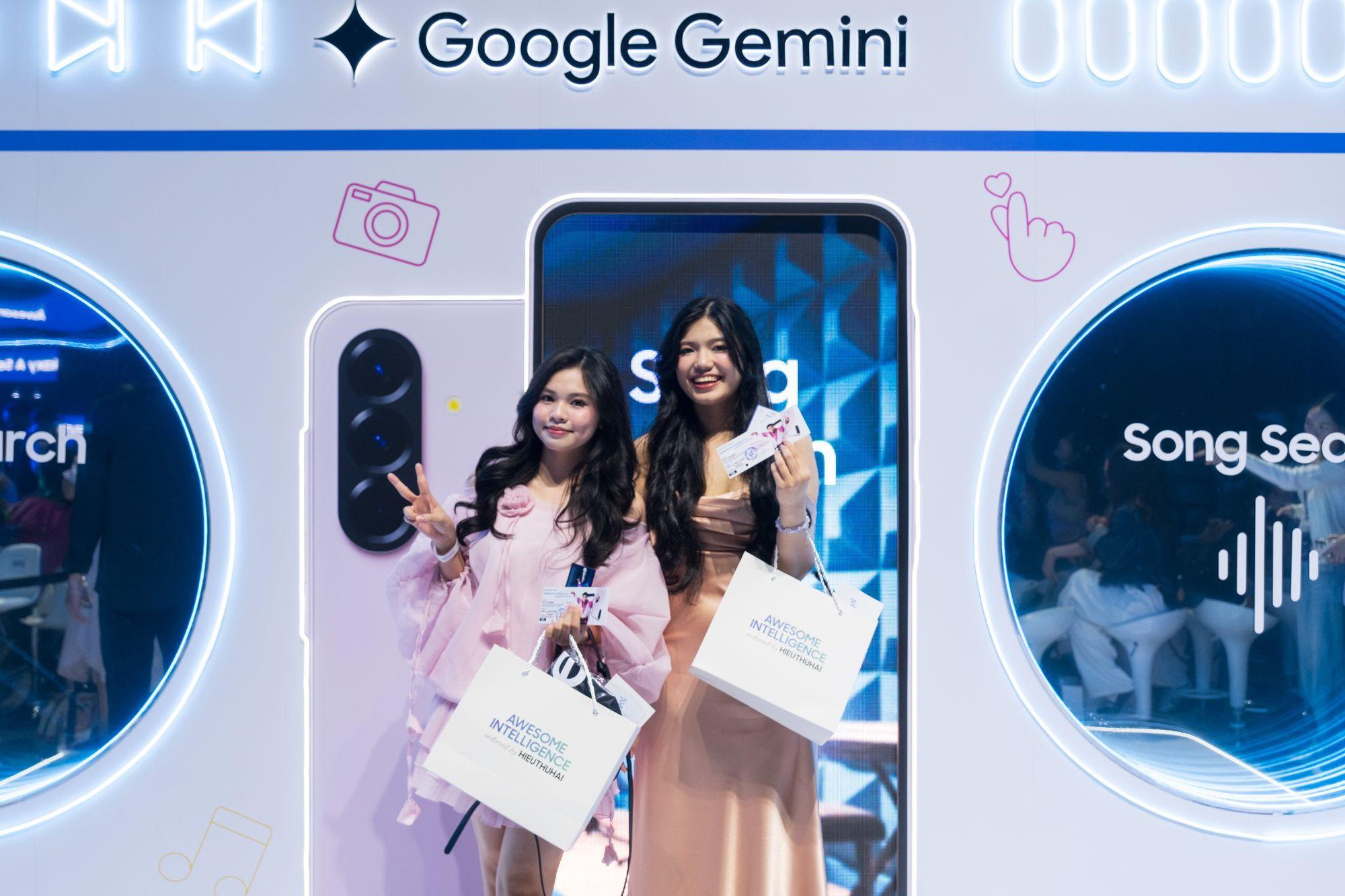 Sài Gòn hóa hồng, mạng xã hội “rần rần” đêm Meet & Greet cùng HIEUTHUHAI và Galaxy A56 5G màu hồng mới- Ảnh 14. Sài Gòn hóa hồng, mạng xã hội “rần rần” đêm Meet & Greet cùng HIEUTHUHAI và Galaxy A56 5G màu hồng mới- Ảnh 14.