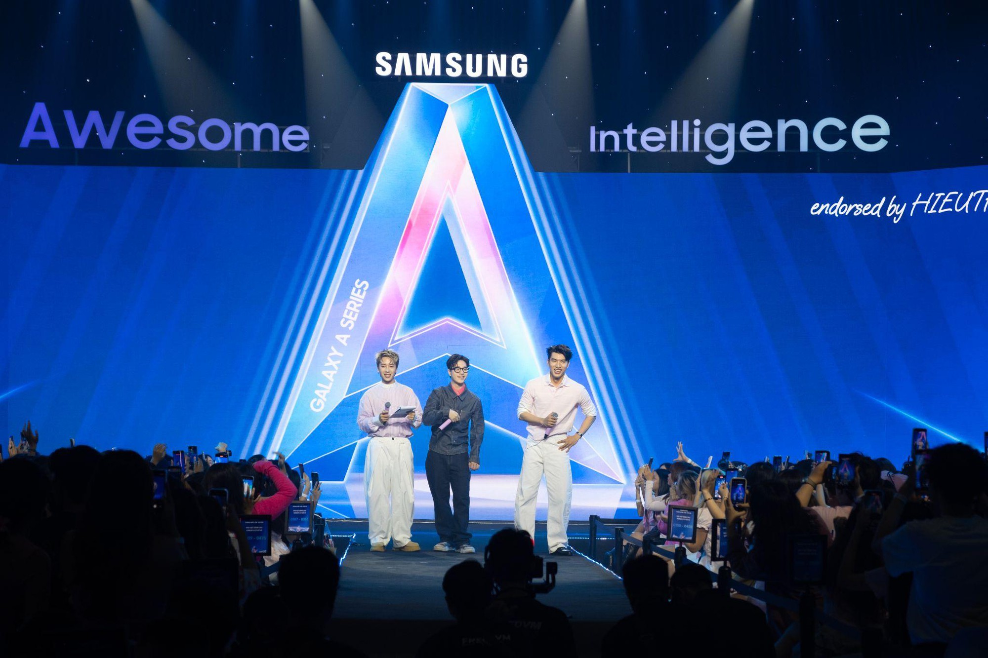 Sài Gòn hóa hồng, mạng xã hội “rần rần” đêm Meet & Greet cùng HIEUTHUHAI và Galaxy A56 5G màu hồng mới- Ảnh 17. Sài Gòn hóa hồng, mạng xã hội “rần rần” đêm Meet & Greet cùng HIEUTHUHAI và Galaxy A56 5G màu hồng mới- Ảnh 17.