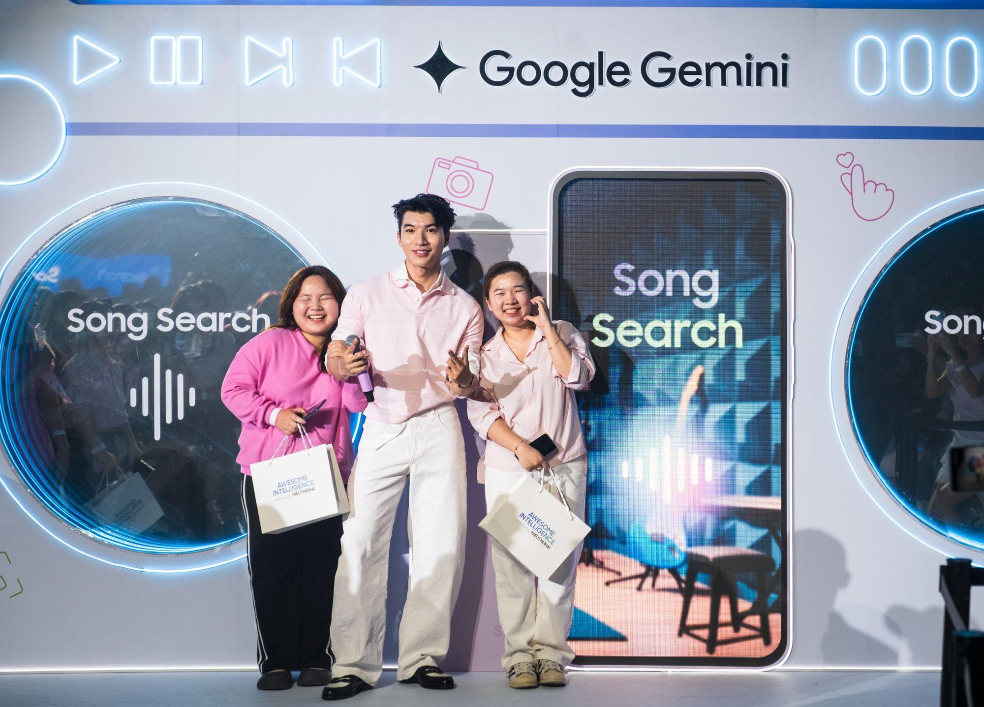 Sài Gòn hóa hồng, mạng xã hội “rần rần” đêm Meet & Greet cùng HIEUTHUHAI và Galaxy A56 5G màu hồng mới- Ảnh 18. Sài Gòn hóa hồng, mạng xã hội “rần rần” đêm Meet & Greet cùng HIEUTHUHAI và Galaxy A56 5G màu hồng mới- Ảnh 18.