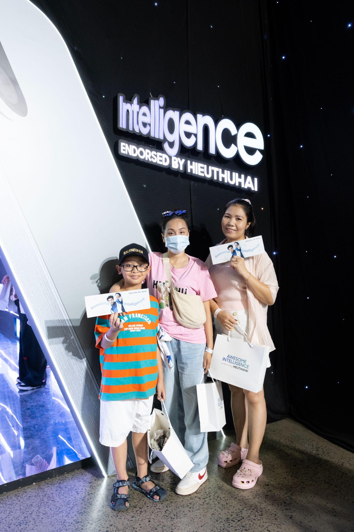 Sài Gòn hóa hồng, mạng xã hội “rần rần” đêm Meet & Greet cùng HIEUTHUHAI và Galaxy A56 5G màu hồng mới- Ảnh 5. Sài Gòn hóa hồng, mạng xã hội “rần rần” đêm Meet & Greet cùng HIEUTHUHAI và Galaxy A56 5G màu hồng mới- Ảnh 5.