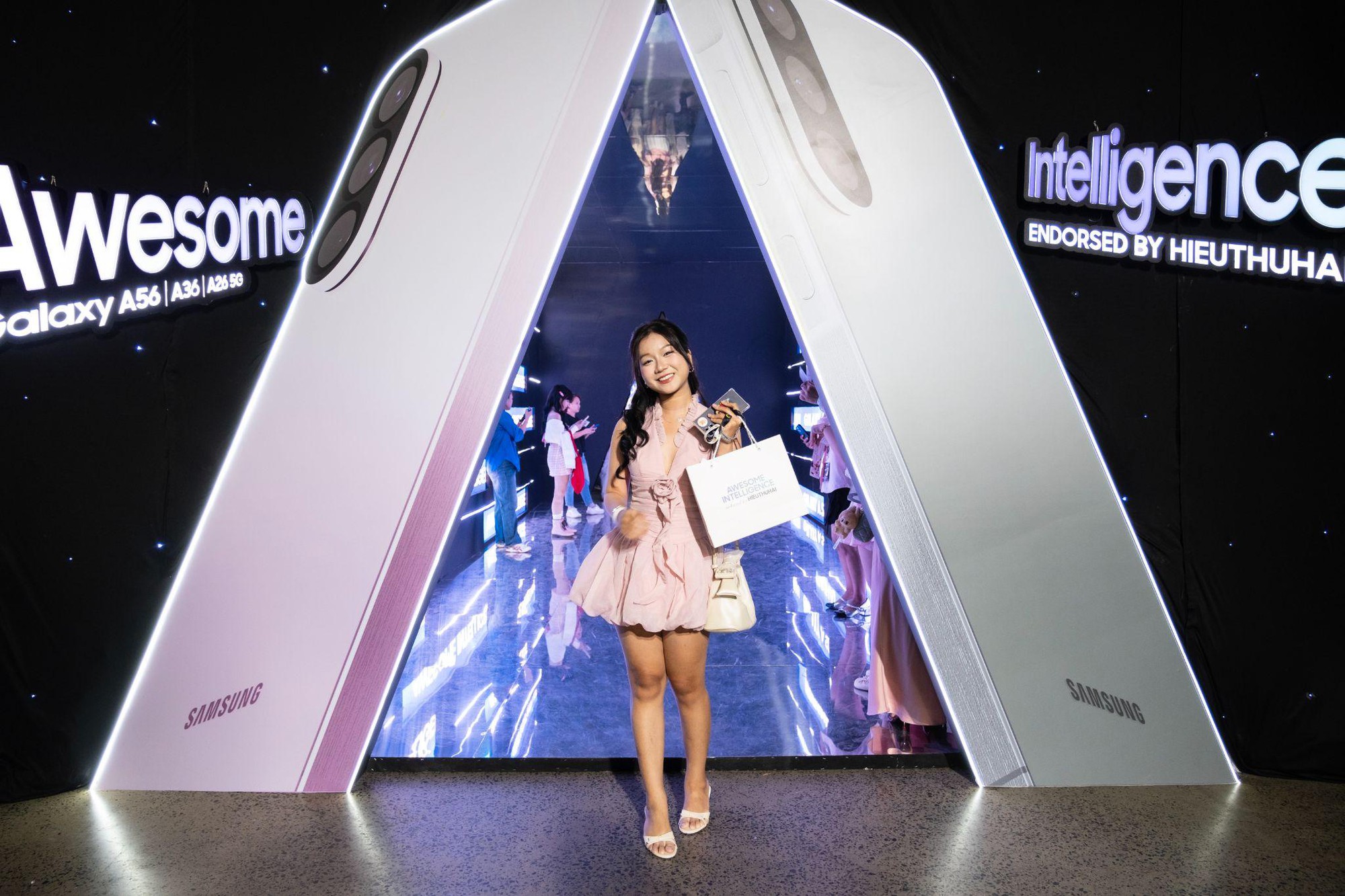 Sài Gòn hóa hồng, mạng xã hội “rần rần” đêm Meet & Greet cùng HIEUTHUHAI và Galaxy A56 5G màu hồng mới- Ảnh 7. Sài Gòn hóa hồng, mạng xã hội “rần rần” đêm Meet & Greet cùng HIEUTHUHAI và Galaxy A56 5G màu hồng mới- Ảnh 7.