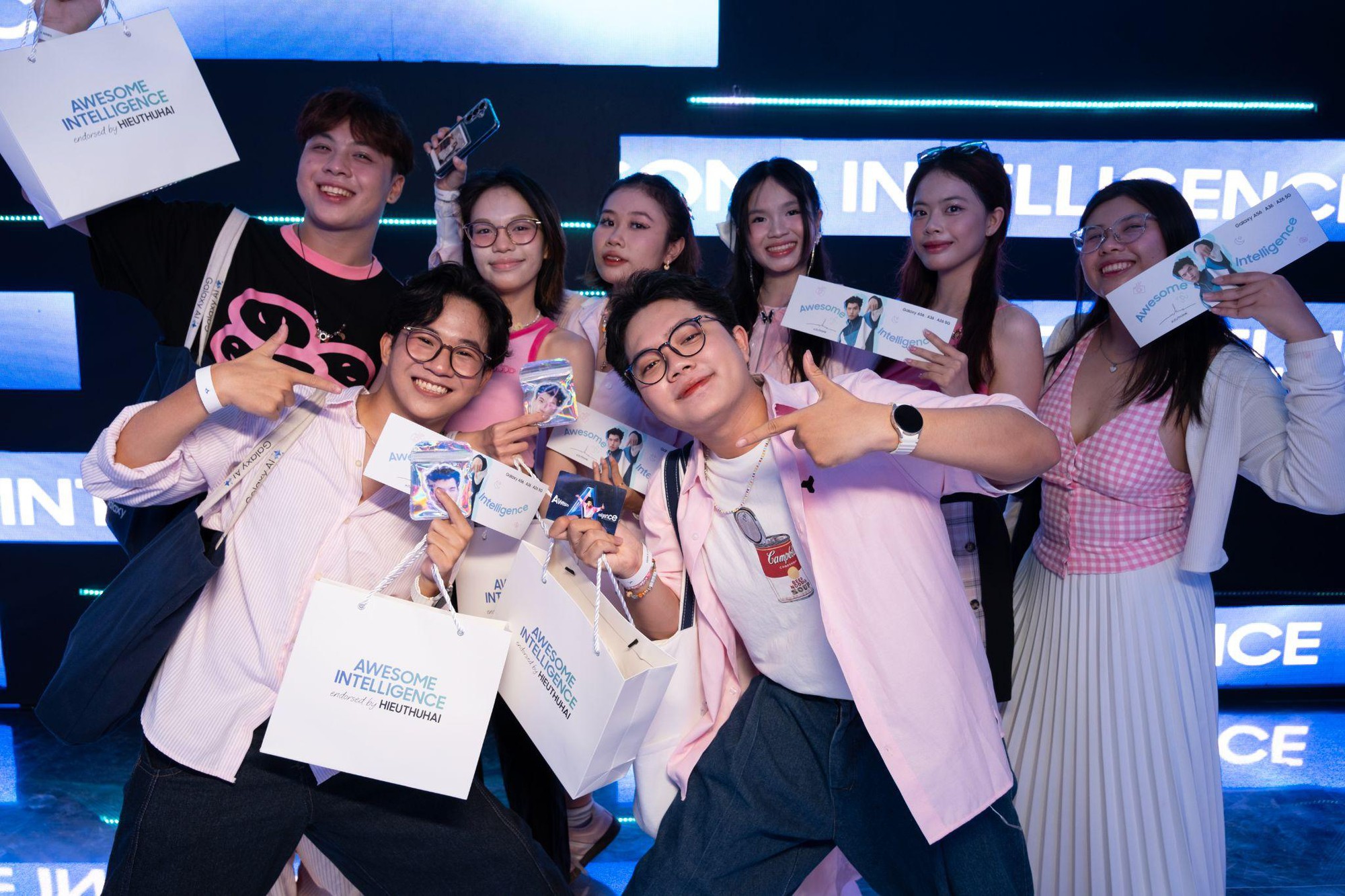 Sài Gòn hóa hồng, mạng xã hội “rần rần” đêm Meet & Greet cùng HIEUTHUHAI và Galaxy A56 5G màu hồng mới- Ảnh 8. Sài Gòn hóa hồng, mạng xã hội “rần rần” đêm Meet & Greet cùng HIEUTHUHAI và Galaxy A56 5G màu hồng mới- Ảnh 8.