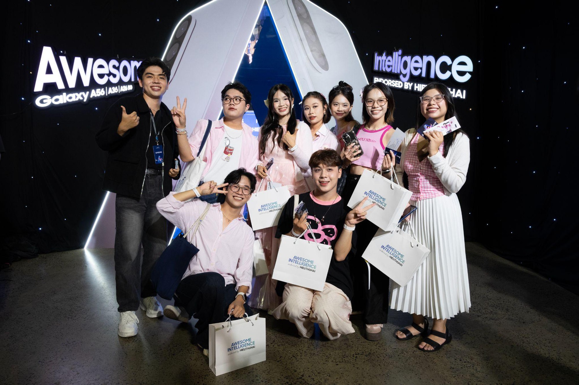 Sài Gòn hóa hồng, mạng xã hội “rần rần” đêm Meet & Greet cùng HIEUTHUHAI và Galaxy A56 5G màu hồng mới- Ảnh 9. Sài Gòn hóa hồng, mạng xã hội “rần rần” đêm Meet & Greet cùng HIEUTHUHAI và Galaxy A56 5G màu hồng mới- Ảnh 9.