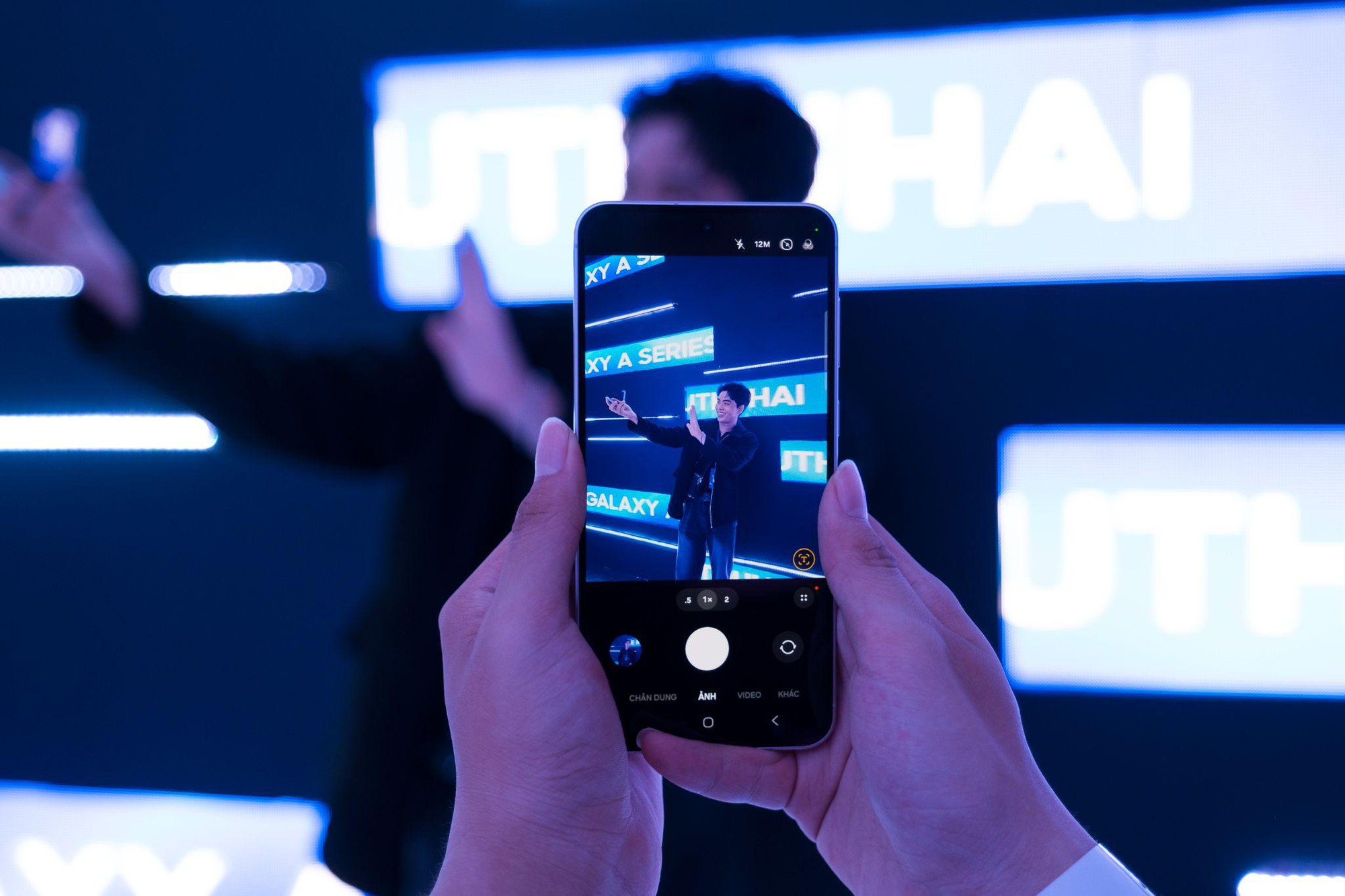 Sài Gòn hóa hồng, mạng xã hội “rần rần” đêm Meet & Greet cùng HIEUTHUHAI và Galaxy A56 5G màu hồng mới- Ảnh 10. Sài Gòn hóa hồng, mạng xã hội “rần rần” đêm Meet & Greet cùng HIEUTHUHAI và Galaxy A56 5G màu hồng mới- Ảnh 10.
