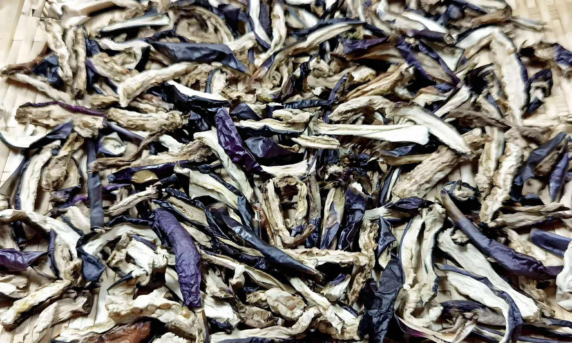 Tận dụng nắng hè đem loại quả đang vào mùa này đi phơi sẽ có nguyên liệu nấu loạt món ngon ăn quanh năm- Ảnh 6.