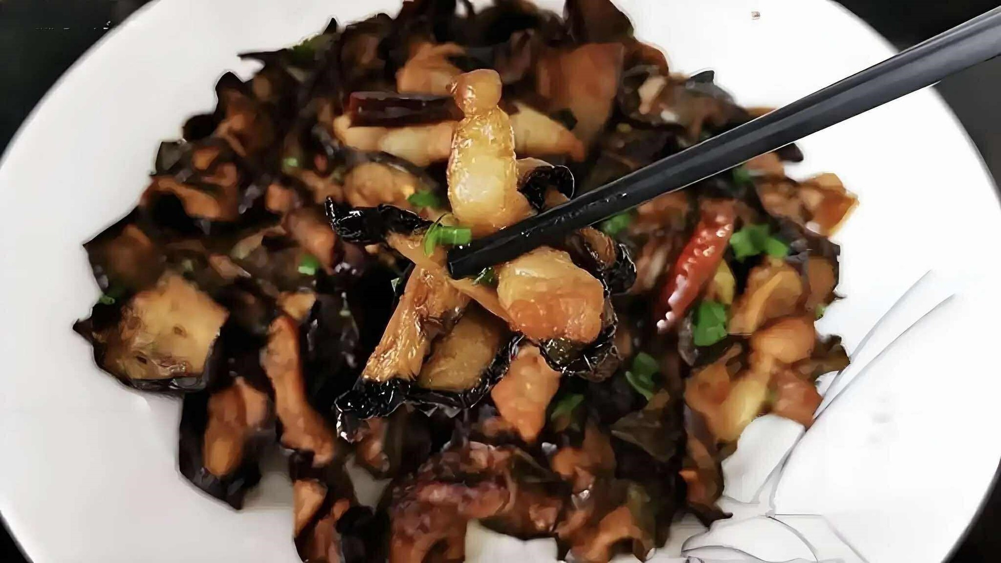 Tận dụng nắng hè đem loại quả đang vào mùa này đi phơi sẽ có nguyên liệu nấu loạt món ngon ăn quanh năm- Ảnh 8.