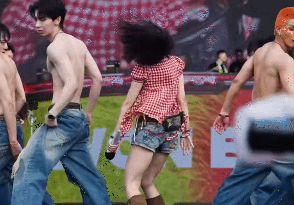 "Nữ hoàng sexy" thế hệ mới: Màn trình diễn “nóng mắt” hút 70 triệu view và vô số ý kiến trái chiều- Ảnh 3.