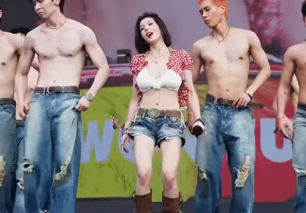 "Nữ hoàng sexy" thế hệ mới: Màn trình diễn “nóng mắt” hút 70 triệu view và vô số ý kiến trái chiều- Ảnh 2.