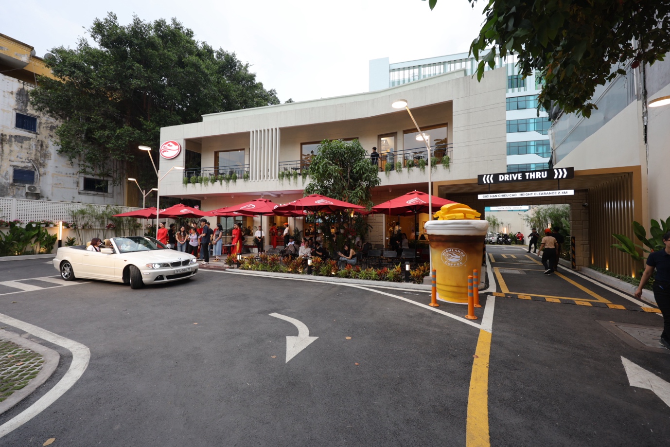 3 hoạt động thú vị khiến giới trẻ “luỵ” cửa hàng Drive-Thru của Highlands Coffee- Ảnh 1.