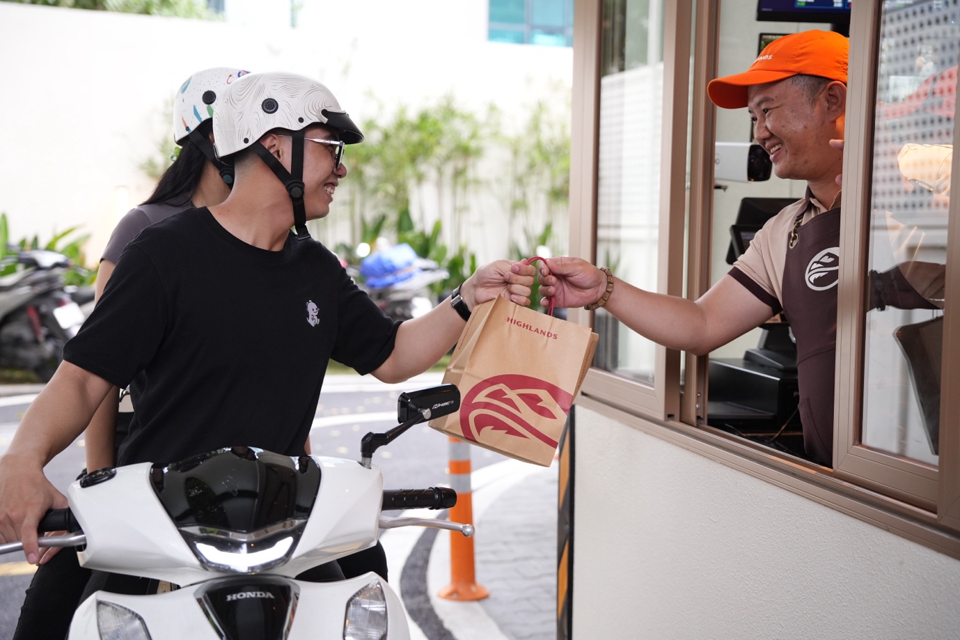 3 hoạt động thú vị khiến giới trẻ “luỵ” cửa hàng Drive-Thru của Highlands Coffee- Ảnh 2.