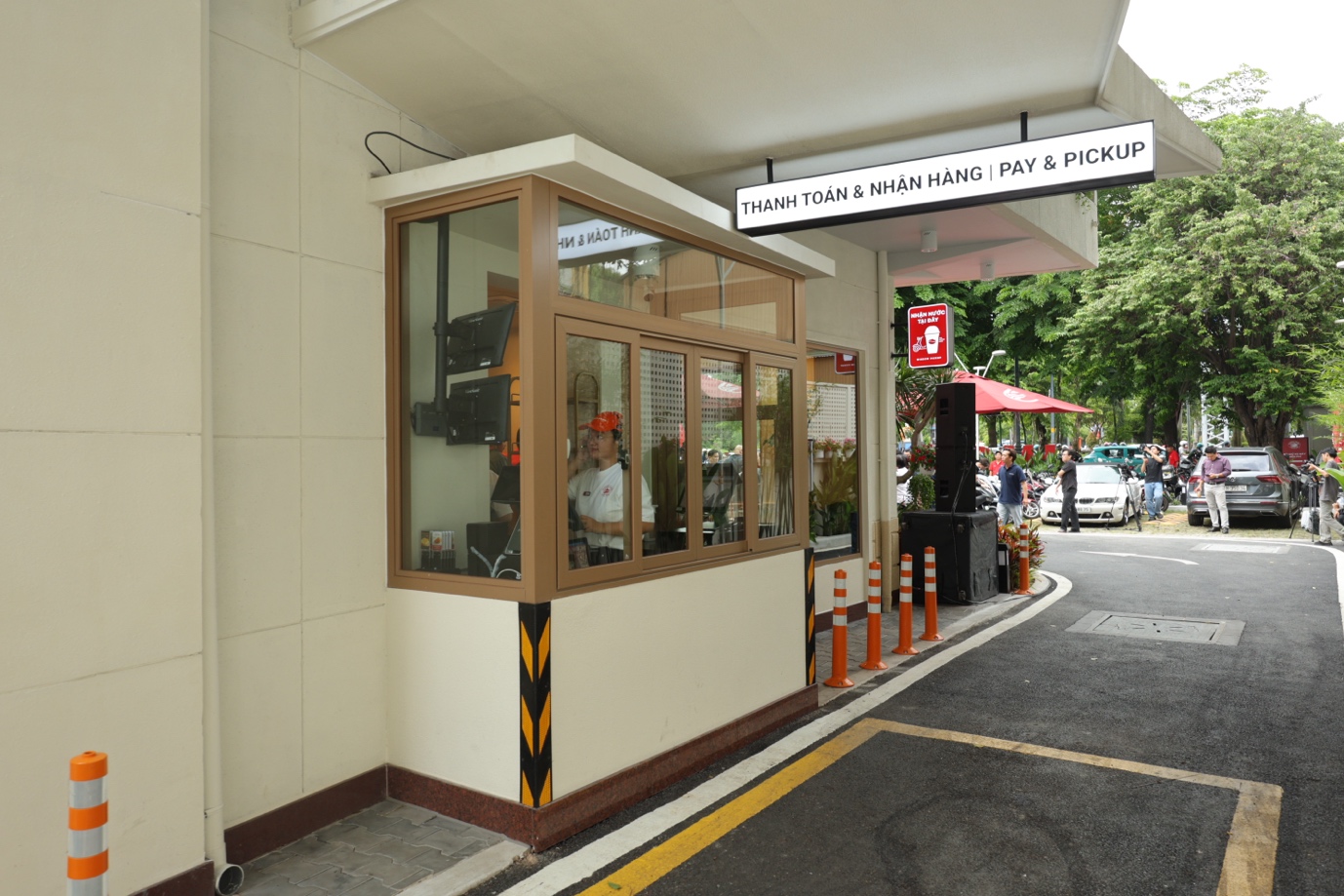 3 hoạt động thú vị khiến giới trẻ “luỵ” cửa hàng Drive-Thru của Highlands Coffee- Ảnh 3.