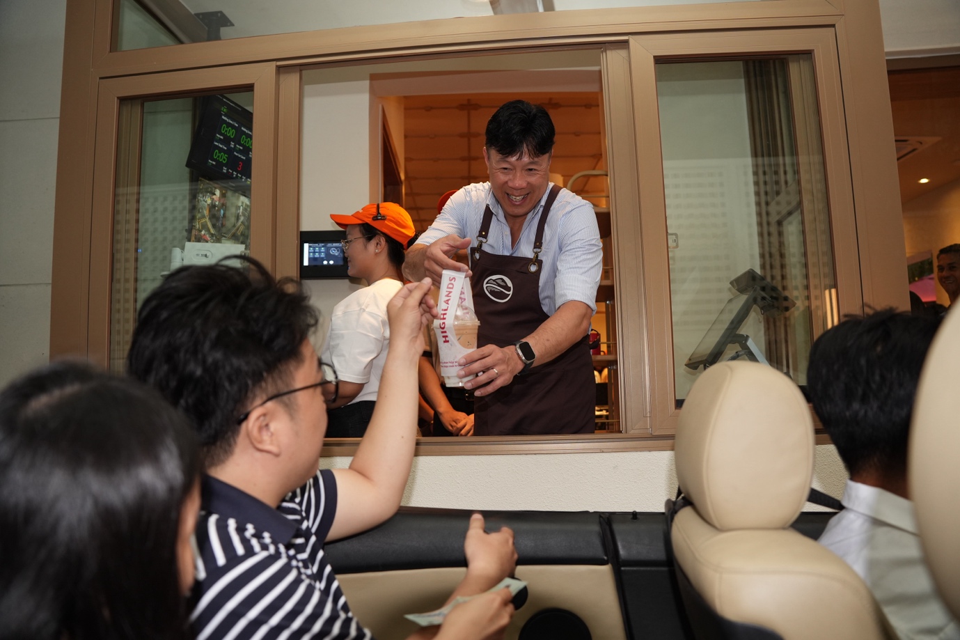 3 hoạt động thú vị khiến giới trẻ “luỵ” cửa hàng Drive-Thru của Highlands Coffee- Ảnh 4.