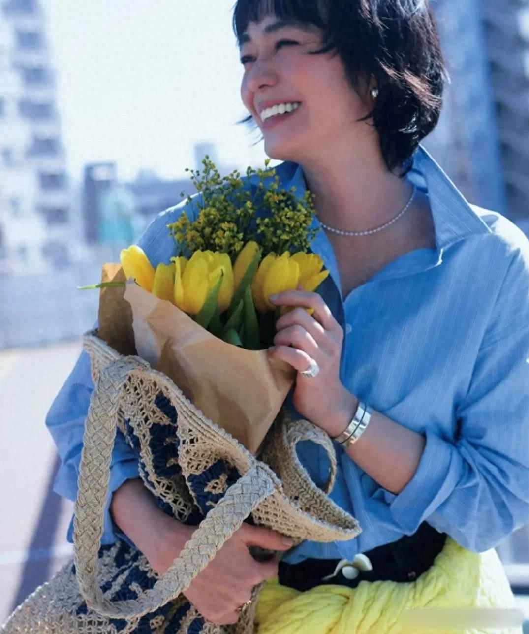Chán đen trắng xám rồi, hãy thử những gam màu tuyệt đẹp này vì vừa tôn da, trẻ trung, lại sang trọng- Ảnh 1.