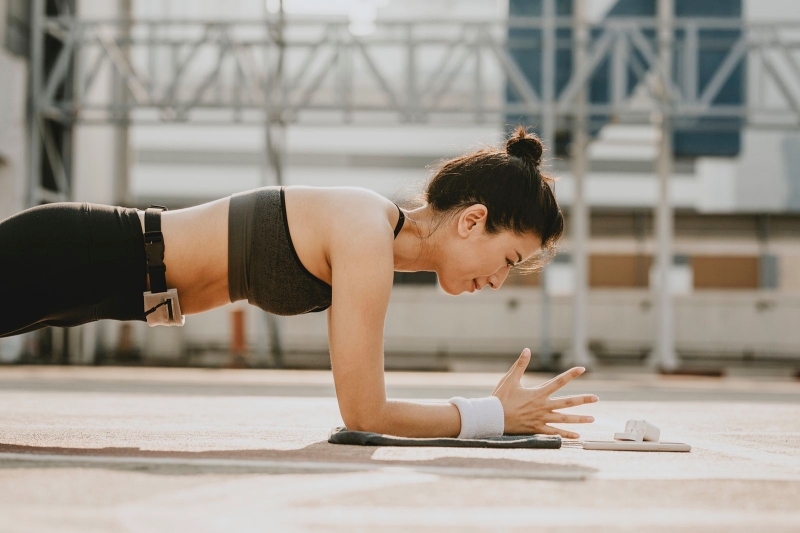 Plank giúp siết mỡ và còn giảm đau lưng, được công nhận là bài tập "tạo dáng eo" hiệu quả nhất- Ảnh 1.
