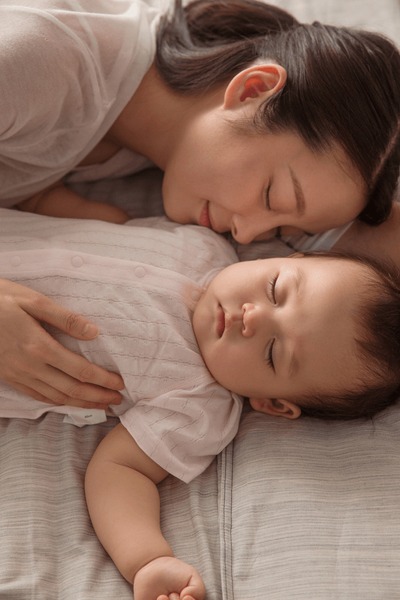 Đứa trẻ ngủ với mẹ và ngủ với bố lớn lên có tính cách khác hẳn nhau, cho con ngủ cùng ai là tốt nhất?- Ảnh 1. Đứa trẻ ngủ với mẹ và ngủ với bố lớn lên có tính cách khác hẳn nhau, cho con ngủ cùng ai là tốt nhất?- Ảnh 1.