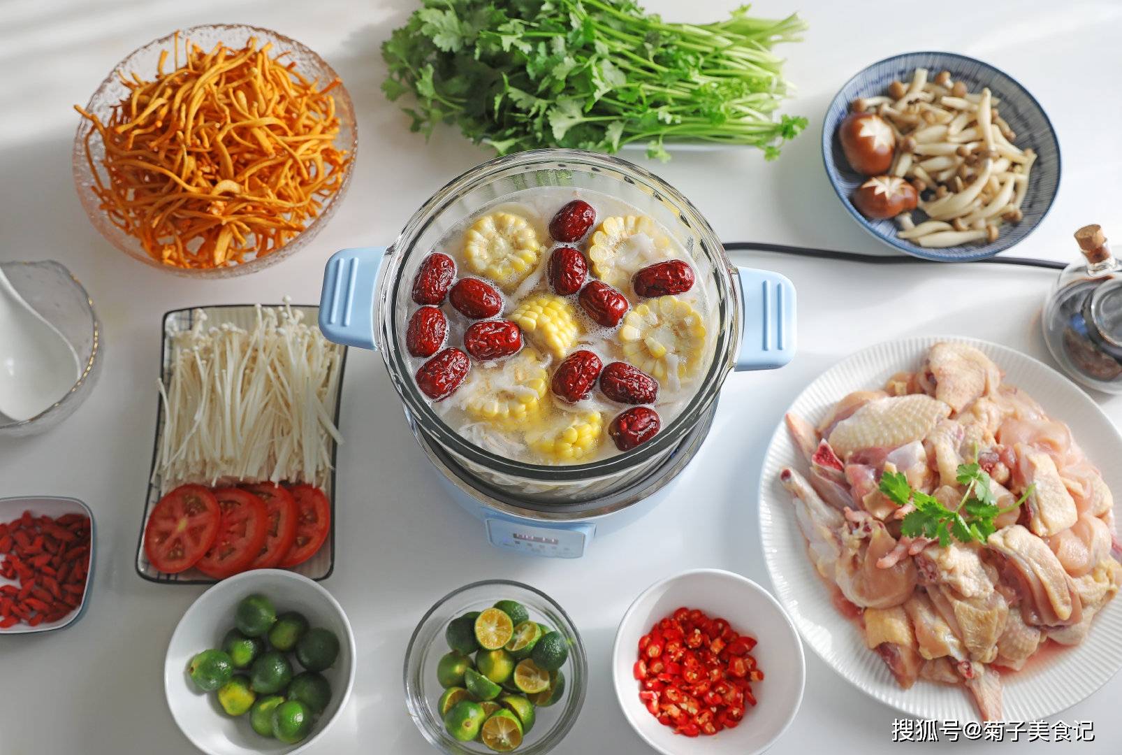 Chỉ cần 2 trái dừa và 1 con gà: Bữa lẩu bổ dưỡng tại nhà khiến nhà hàng phải chào thua- Ảnh 2.