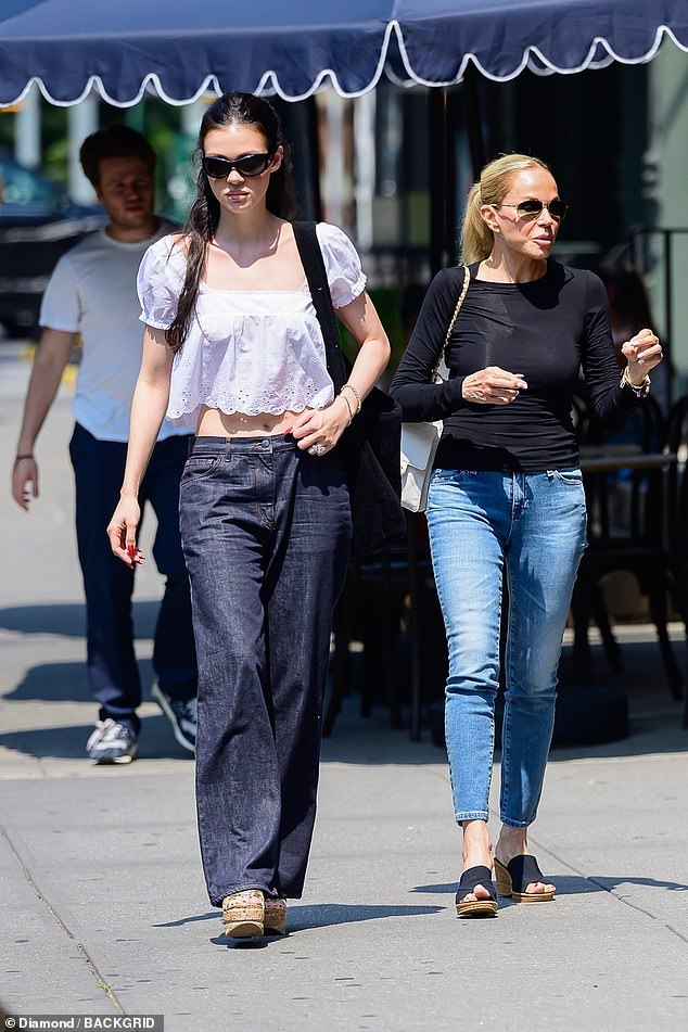 David Beckham và 2 con trai ăn uống vui vẻ, cậu cả Brooklyn buồn thiu khi "hộ tống" vợ và mẹ vợ đi shopping- Ảnh 4.
