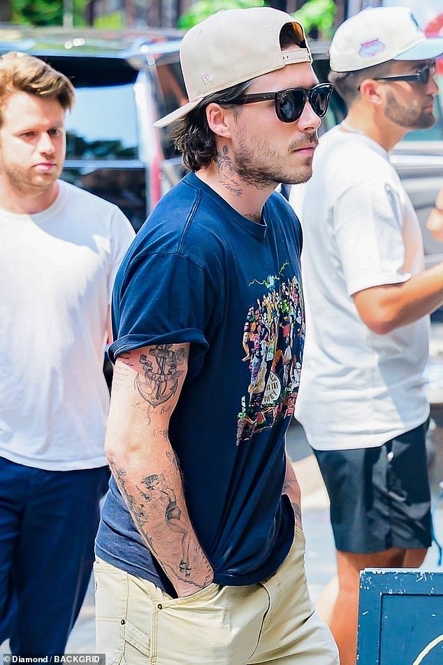 David Beckham và 2 con trai ăn uống vui vẻ, cậu cả Brooklyn buồn thiu khi "hộ tống" vợ và mẹ vợ đi shopping- Ảnh 3.
