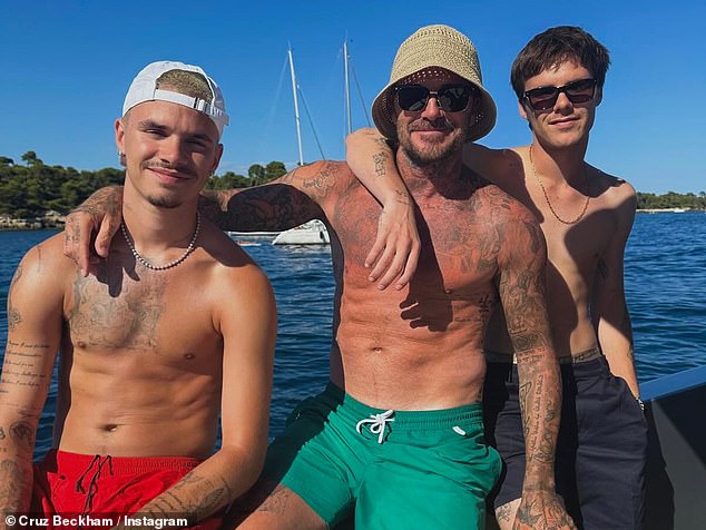 David Beckham và 2 con trai ăn uống vui vẻ, cậu cả Brooklyn buồn thiu khi "hộ tống" vợ và mẹ vợ đi shopping- Ảnh 2.