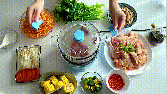 Chỉ cần 2 trái dừa và 1 con gà: Bữa lẩu bổ dưỡng tại nhà khiến nhà hàng phải chào thua- Ảnh 1.
